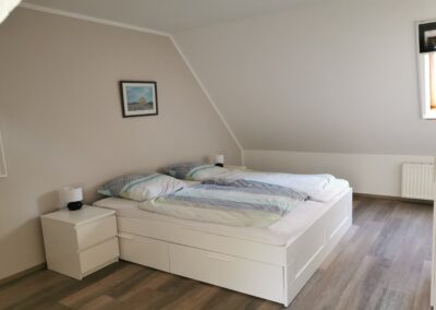 Schlafzimmer mit Doppelbett in der Ferienwohnung Schweinestall 2