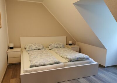 Schlafzimmer mit Doppelbett im Ferienhaus Schweinestall 3