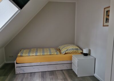 Schlafzimmer mit einem von zwei Einzelbetten